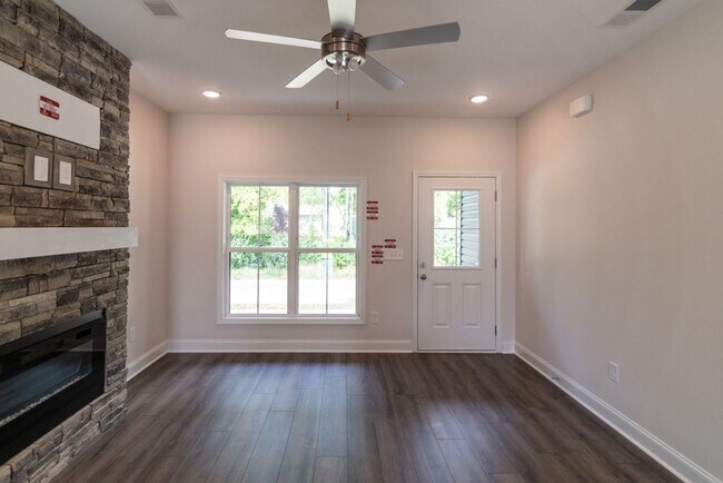 Building Photo - Welcome to Clarksville!