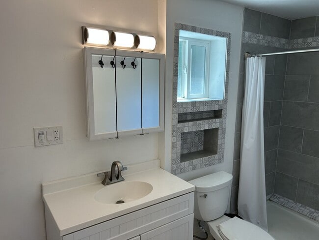 Building Photo - Amazing Super Cute Stand-Alone Studio in B...