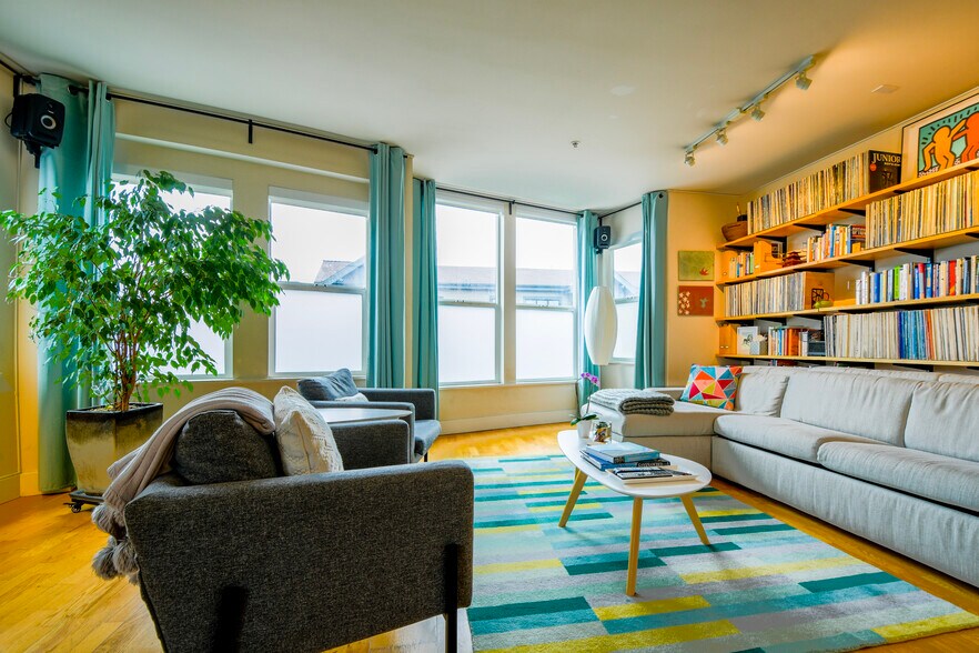 Browse the record collection - 1171 Oak St