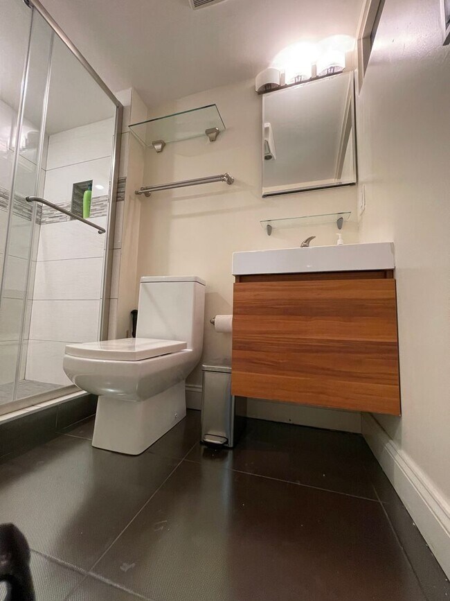 Building Photo - Fully Furnished English Basement near Capitol Hill