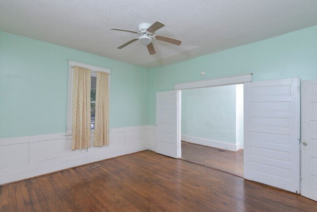Building Photo - Charming 2 bedroom 1 bath home in Elmwood ...