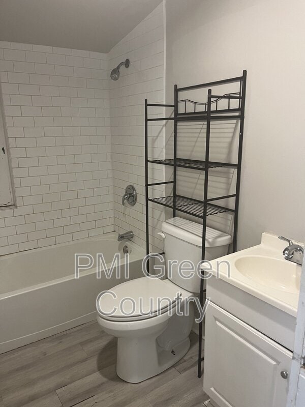 Building Photo - 219 N Bristow Ave