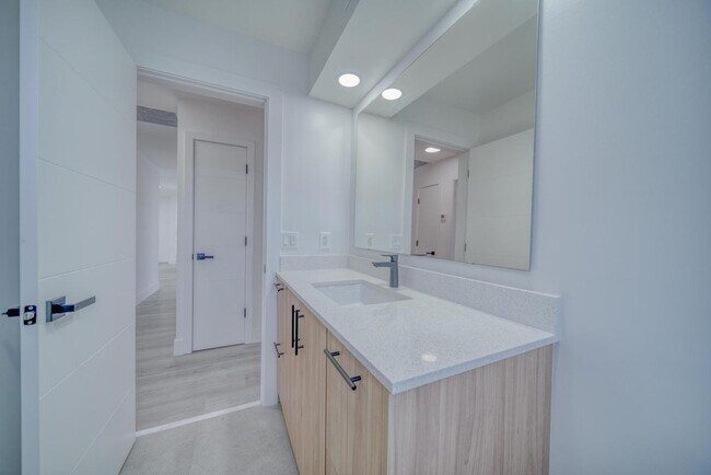 Building Photo - 5150 York Ct