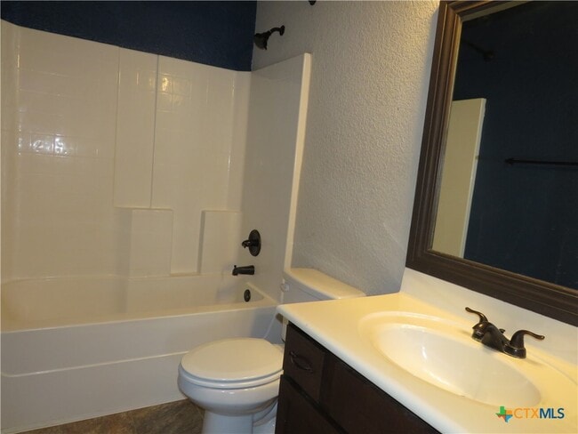 Building Photo - 2604 Hector Dr