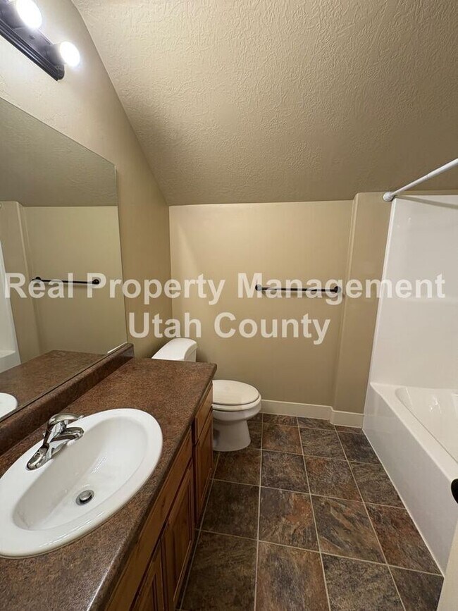 Building Photo - 2083 N Raspberry Dr