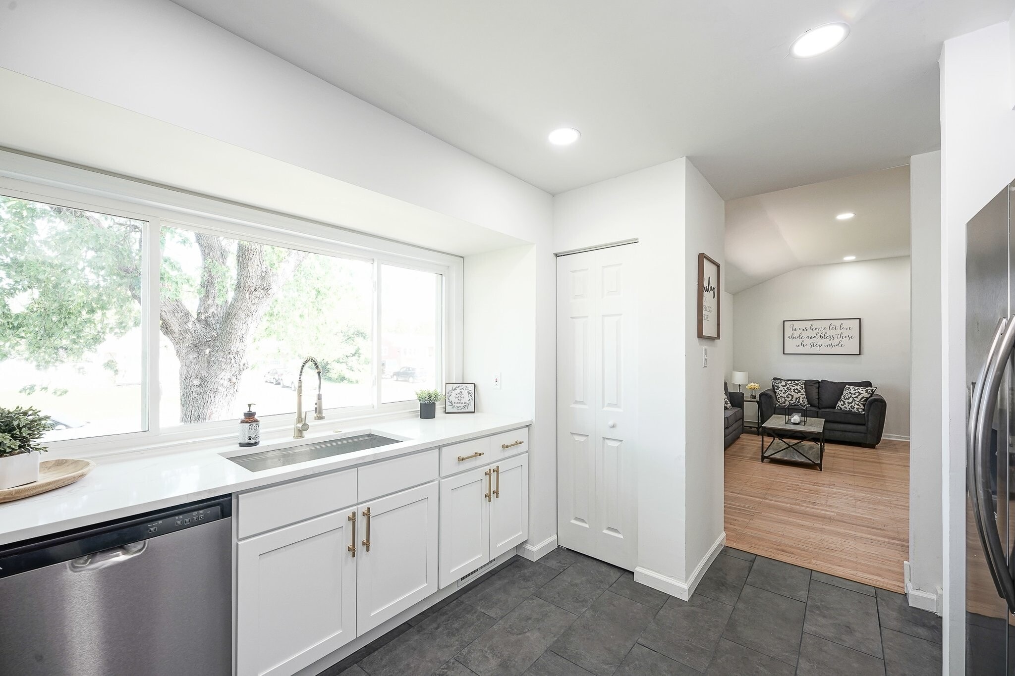 Building Photo - 411 Greenview Dr