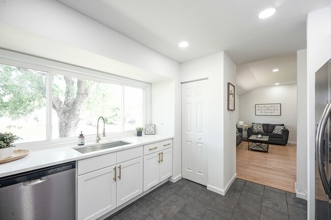 Building Photo - 411 Greenview Dr