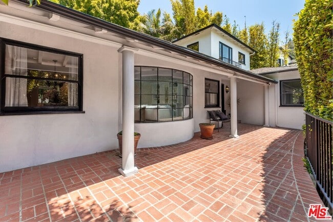 Building Photo - 1622 Sunset Plaza Dr