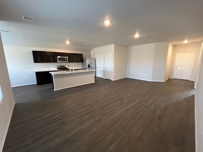 Building Photo - **St Patrick's Day Deal!** NEWER Three Bed...