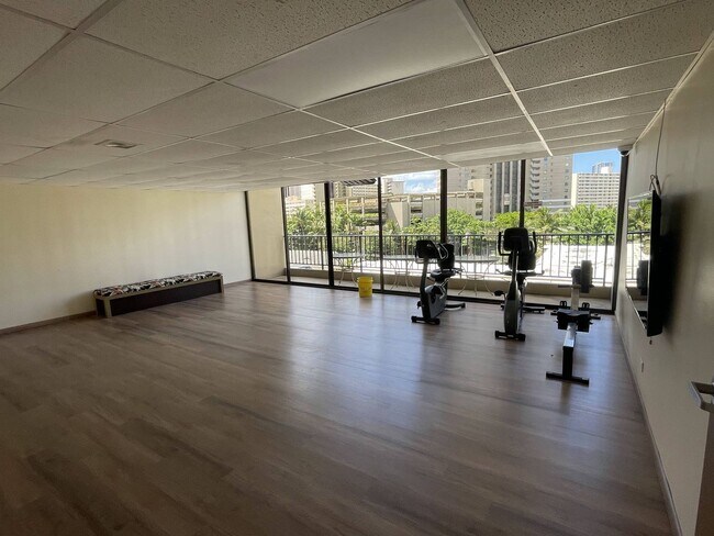 Building Photo - Waikiki, Pet Friendly. Central AC