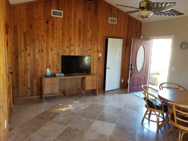 Building Photo - Spacious Studio in the Heart of Oceanside-Utilities Included