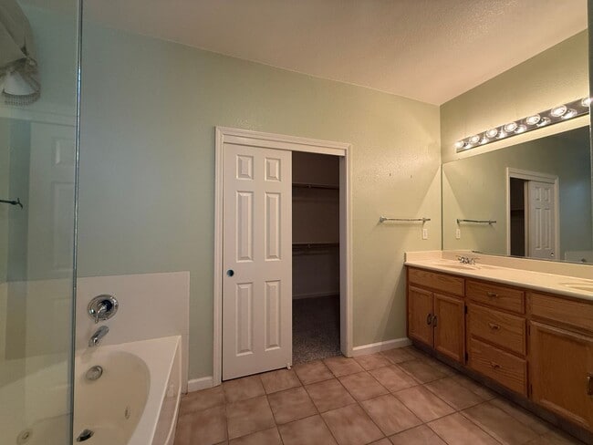 Building Photo - Single-story 3 bedroom, 2 bathroom, plus o...