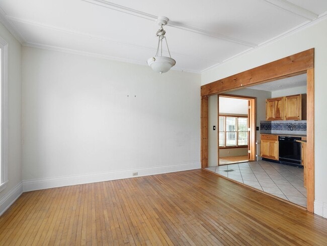 Building Photo - Charming and spacious 4-bedroom, 2 full ba...