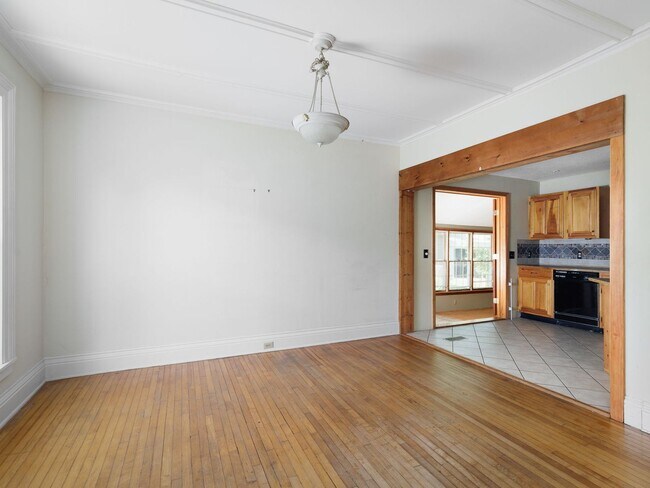 Building Photo - Charming and spacious 4-bedroom, 2 full bath home located in the City of Watertown.