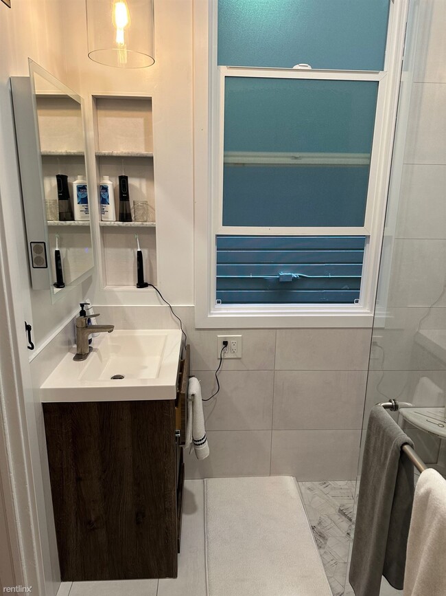 Building Photo - Room for Rent, 2 bath Condo - 59 Octavia S...