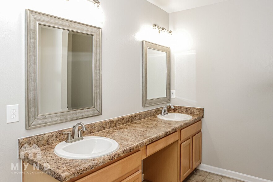 Building Photo - 3225 Lakeland Dr SW