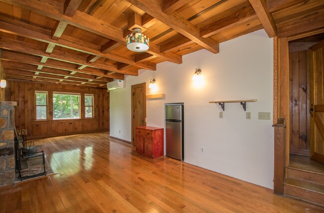 Building Photo - Laurel Park log home 3 bedroom 3 bathroom home.