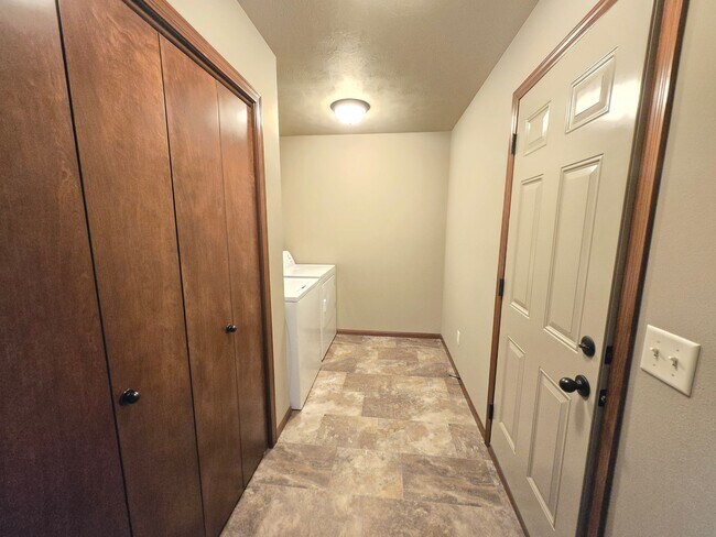 Building Photo - East Sioux Falls Twin Home