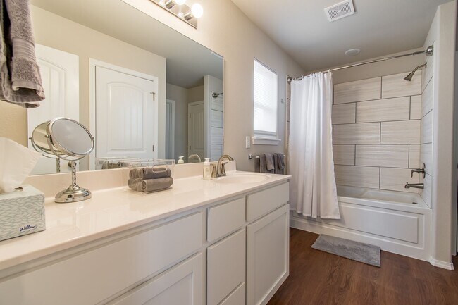 Building Photo - Well-Kept 4-bedroom 2 bath Home in Lowell! GREAT Location!