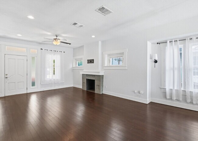 Building Photo - Updated 3 Bedroom Home with Modern Finishes Near Everything Downtown!