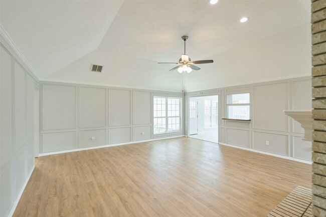 Building Photo - 15854 Knolls Lodge Dr