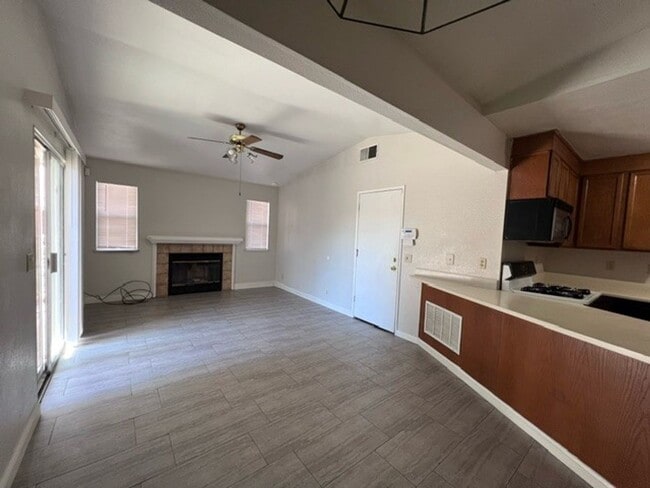 Building Photo - Spacious home close to shopping and transportation.