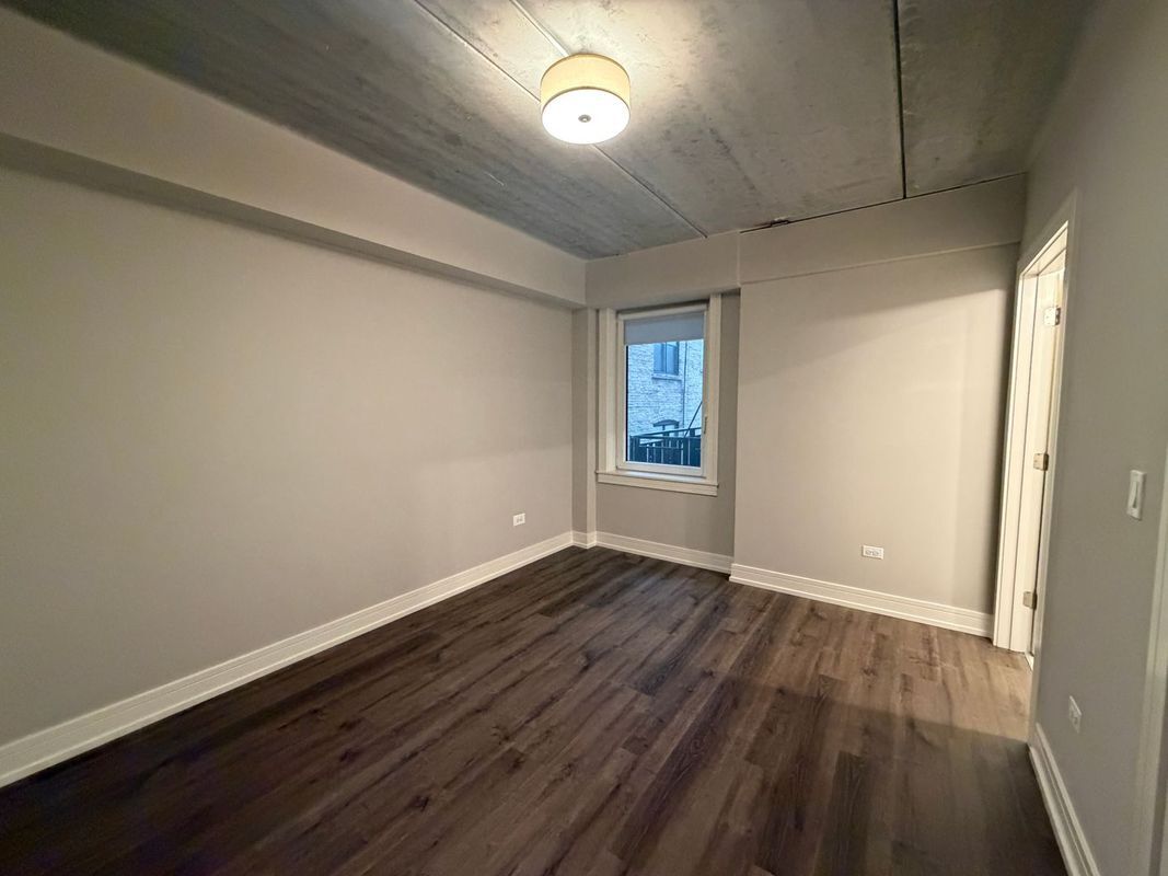 Building Photo - 952 W Carmen Ave