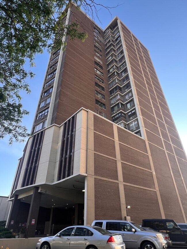 Primary Photo - 6325 N Sheridan Rd