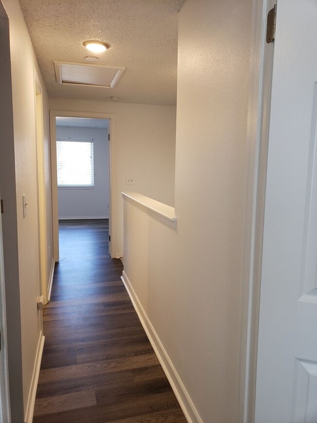 Building Photo - 2 Bedroom Townhome - Spacious!
