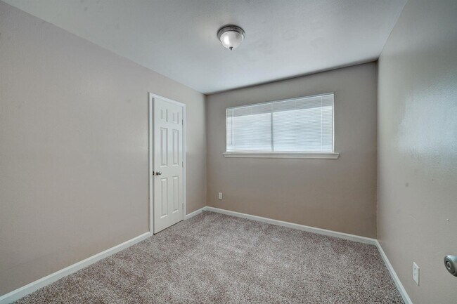 Building Photo - 6331 Oaknut Dr
