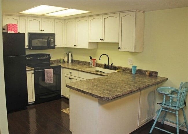 Building Photo - Beautiful Downtown Home!