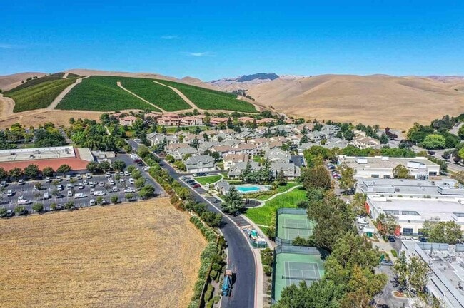 Building Photo - Beautiful 3 Bed, 3 Bath Condo for Rent in Livermore, CA
