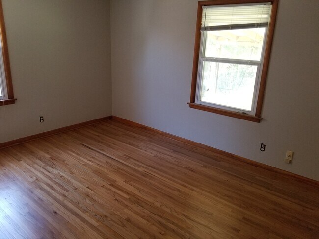 Building Photo - Midtown bungalow, beautiful hard wood floors, lots of natural light.