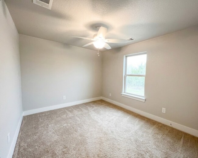 Building Photo - AVAILABLE FOR MOVE-IN WITH A 2-WEEK NOTICE