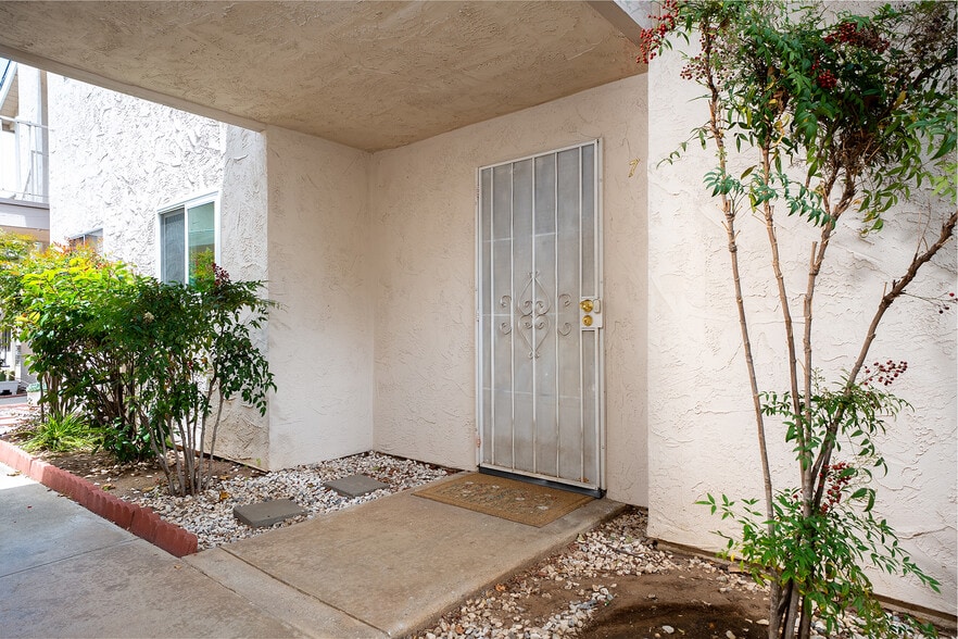 Building Photo - 520 Sandalwood Pl