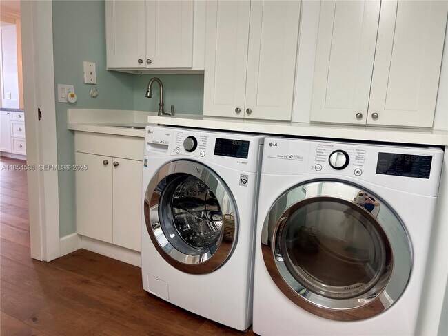 Building Photo - 21050 Point Pl