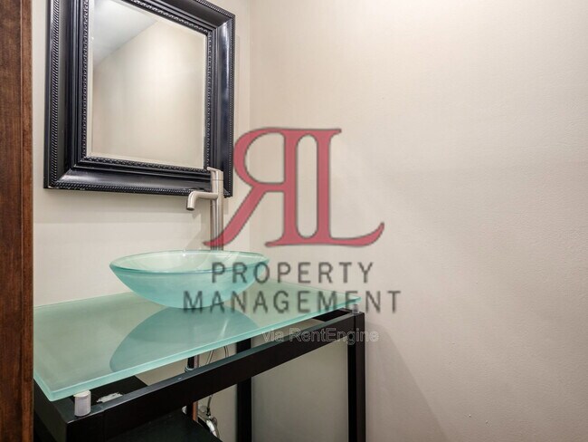 Building Photo - 362 W 4th Ave