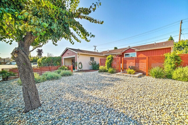 Building Photo - 2475 Armstrong Pl