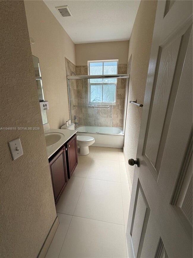 Building Photo - 20715 NE 10th Ct