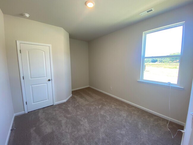 Building Photo - 6015 Weddington Pointe Dr