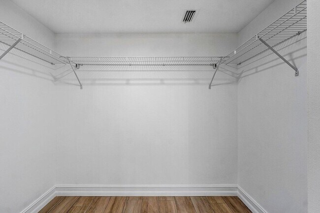 Building Photo - 1500 Crestwood Ct S