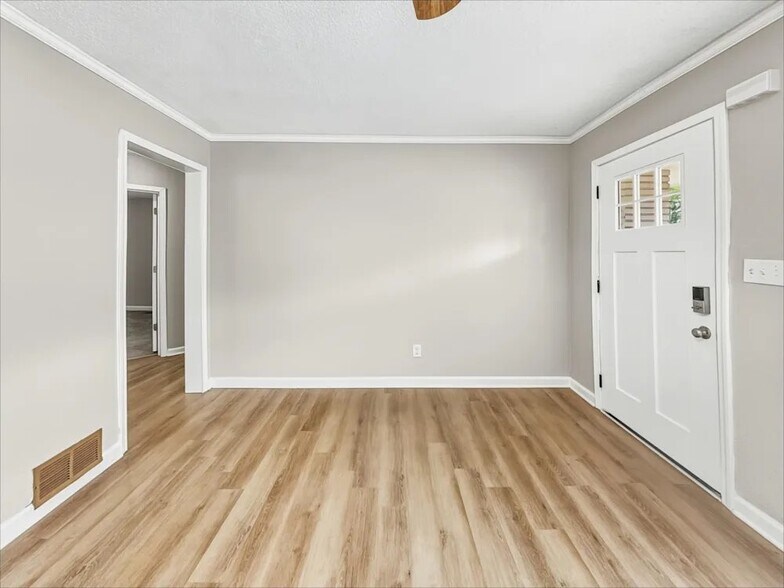 Building Photo - 1200 Golf View Ln