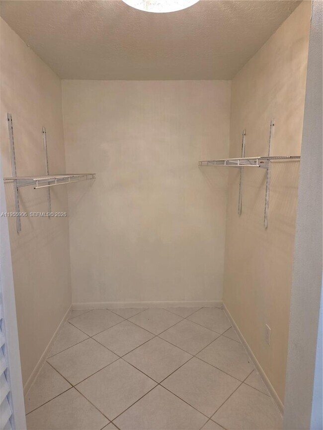 Building Photo - 9352 Wedgewood Ln