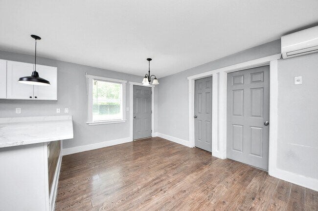 Building Photo - 5738 Kenilwood Dr