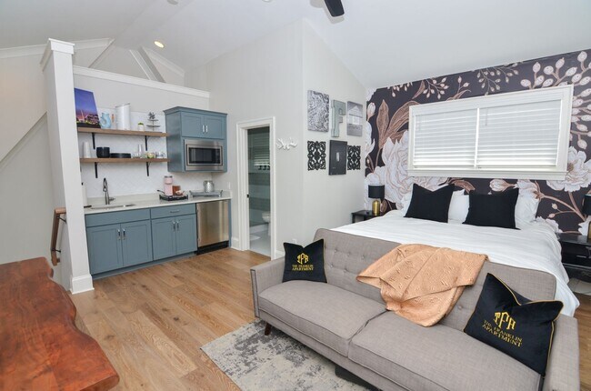 Building Photo - Fully Furnished in Downtown Franklin
