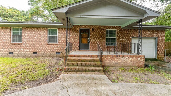 Building Photo - 3 Bedroom 1.5 Bath House in Hobcaw Point - Mount Pleasant