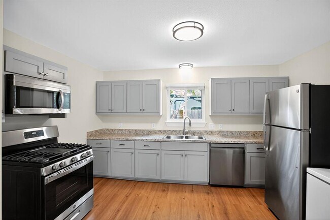 Building Photo - 515 W 8th St