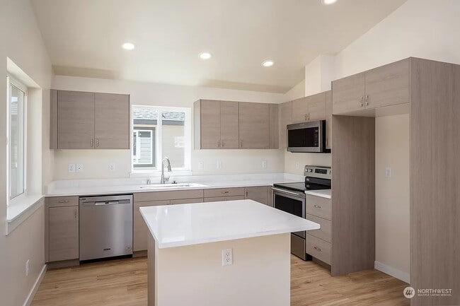 Building Photo - 123 9th Ave