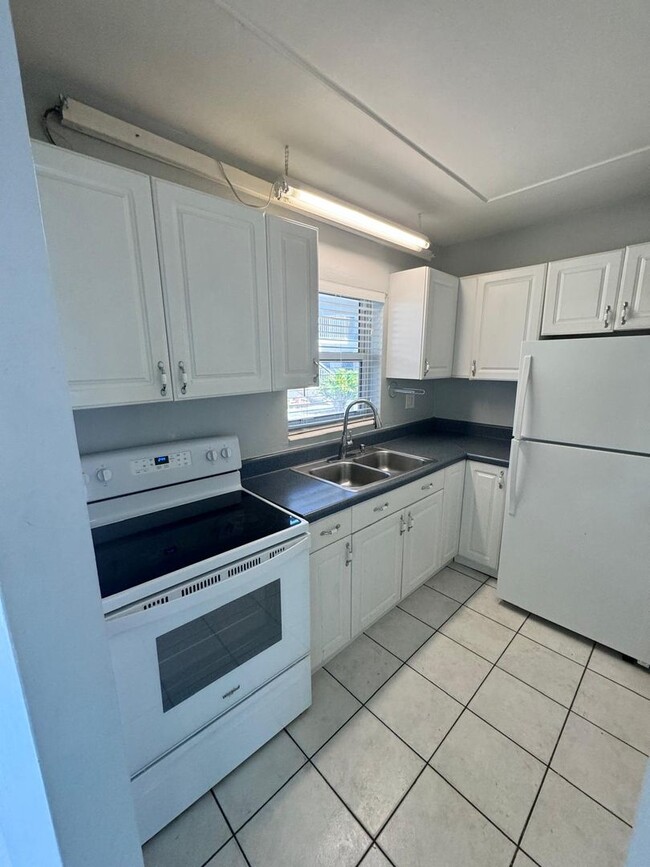 Building Photo - Spacious and modern 1-bedroom, 1-bathroom ...