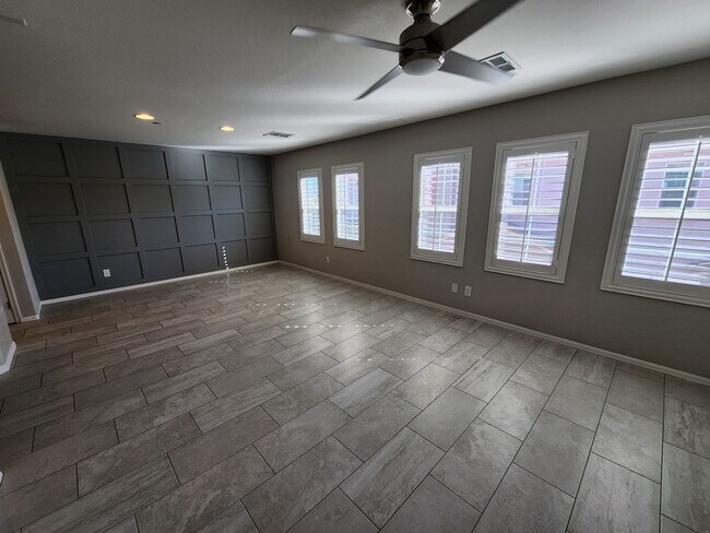 Building Photo - Three Level Mountains Edge Townhome